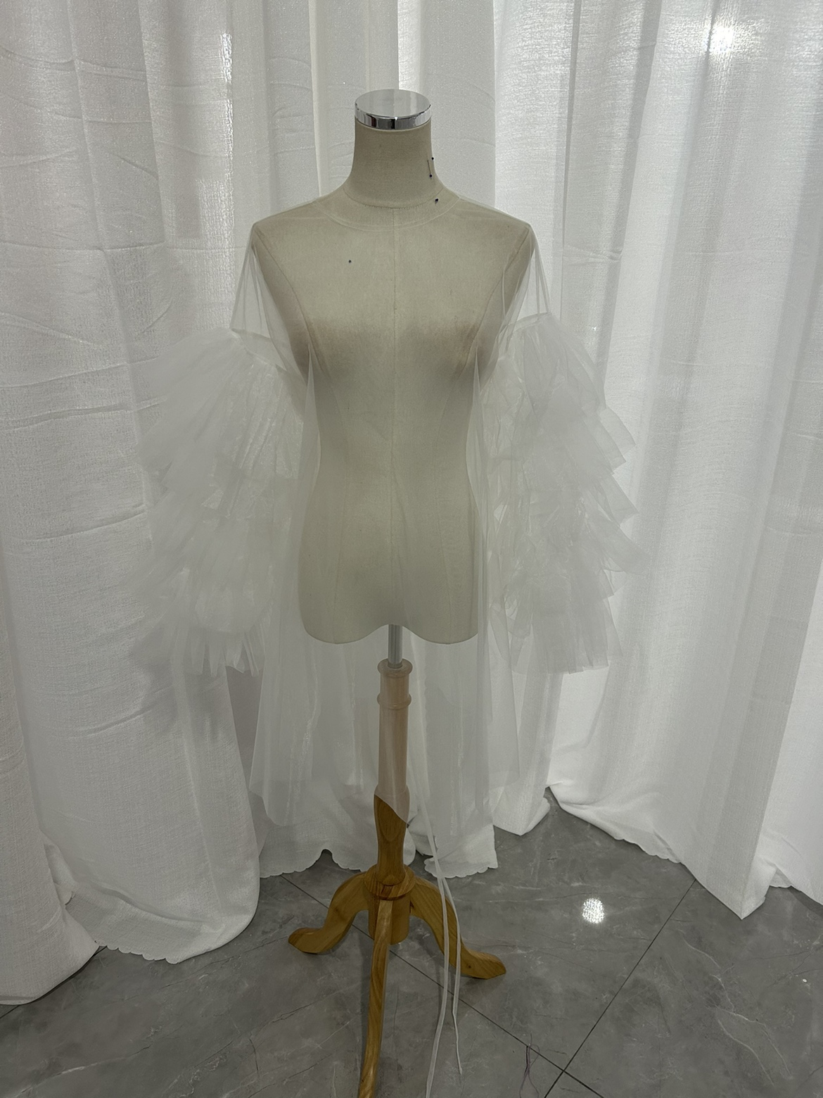 トップス オフホワイト ソフトチュール フリル袖 ふわふわ シースルー 結婚式/披露宴