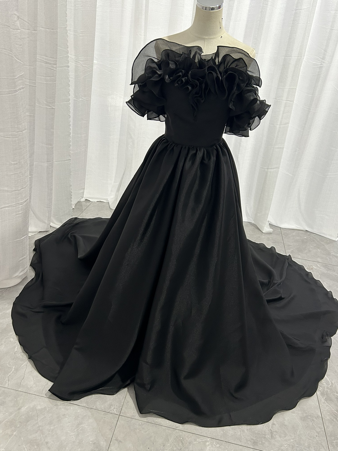 パーティードレス ブラック 胸元フリル デザイン感 クレープ生地 編み上げ 2次会/合コン 26,520円