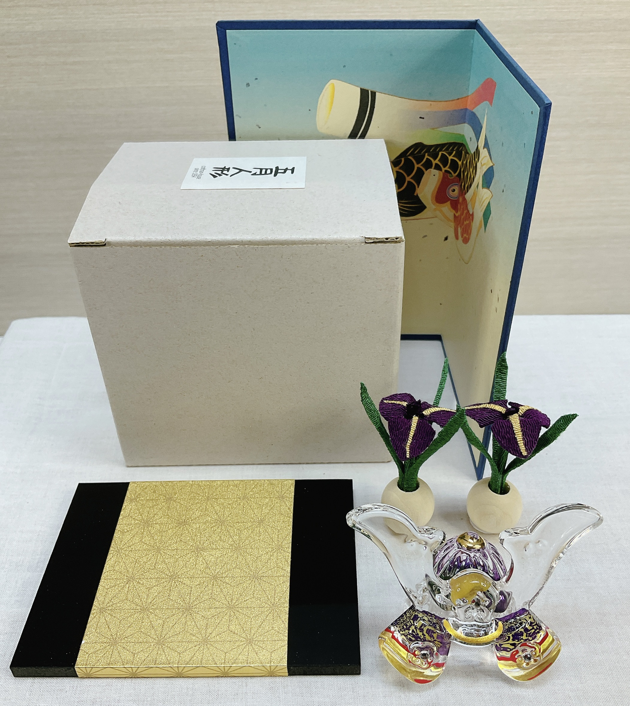 五月飾り【勇硝子兜飾り 紫 ＆ちりめん花菖蒲一対＆鯉のぼり屏風】端午の節句 子どもの日 初節句 五月玄関飾り