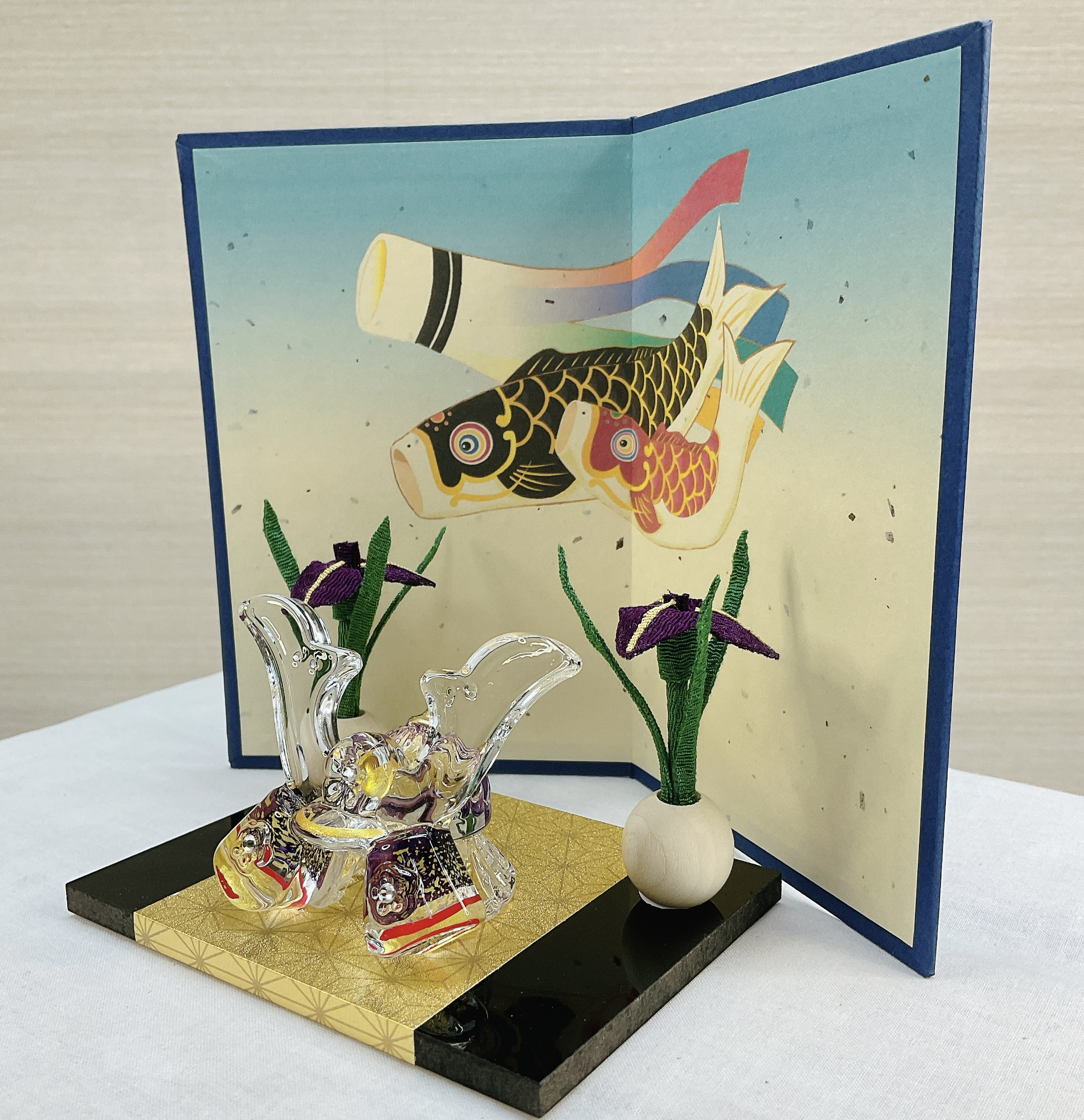 五月飾り【勇硝子兜飾り 紫 ＆ちりめん花菖蒲一対＆鯉のぼり屏風】端午の節句 子どもの日 初節句 五月玄関飾り