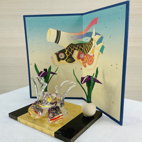 五月飾り【勇硝子兜飾り 紫 ＆ちりめん花菖蒲一対＆鯉のぼり屏風