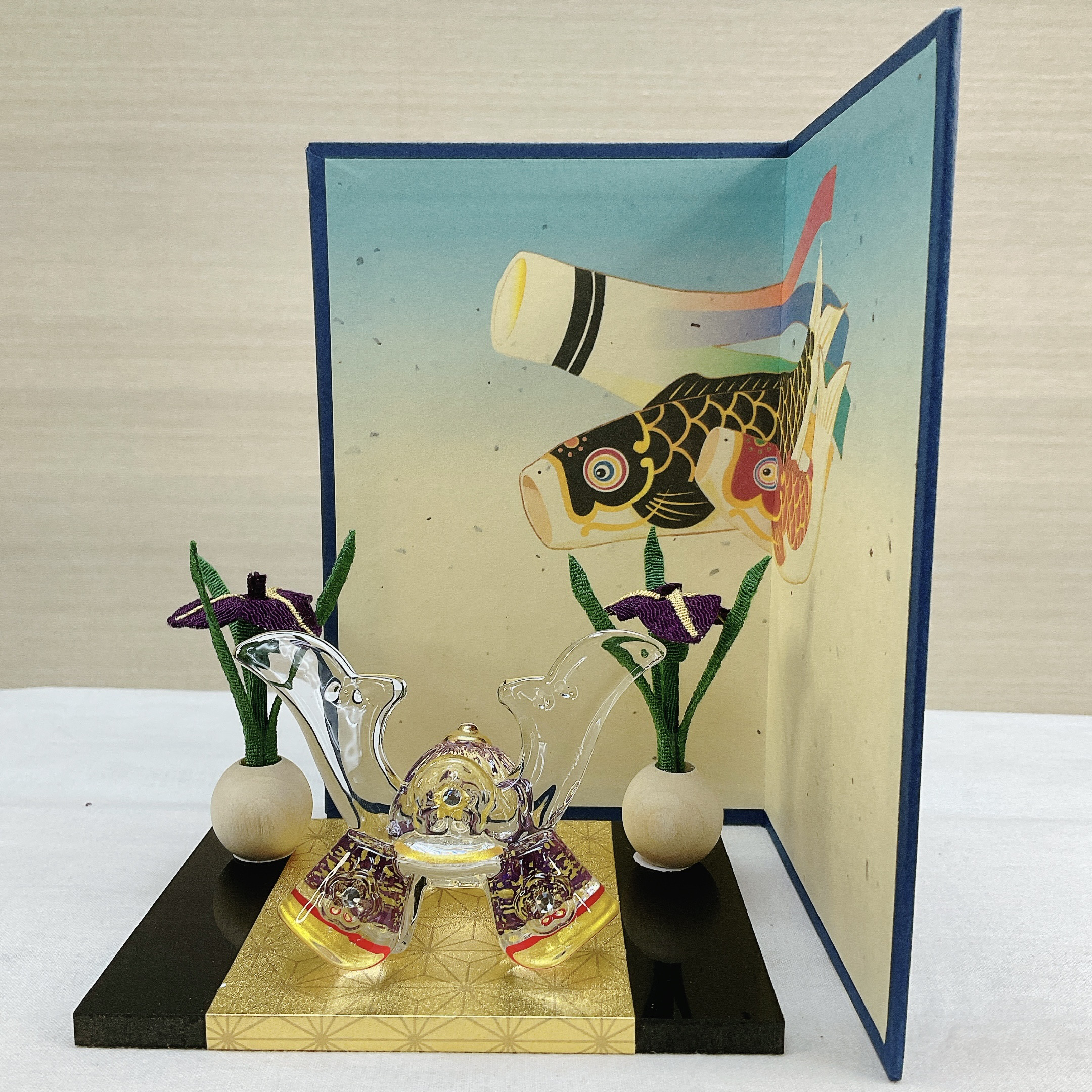 五月飾り【勇硝子兜飾り 紫 ＆ちりめん花菖蒲一対＆鯉のぼり屏風】端午の節句 子どもの日 初節句 五月玄関飾り