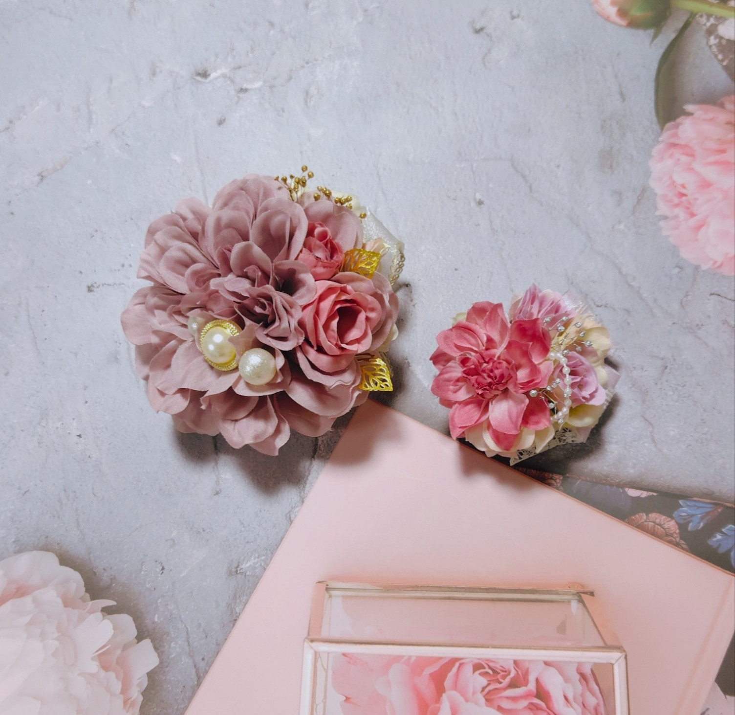 ☆コサージュとヘッドパーツの親子コーデセット☆ 入学式　卒業式　お呼ばれ　発表会　ダリアとローズの親子コーデセット