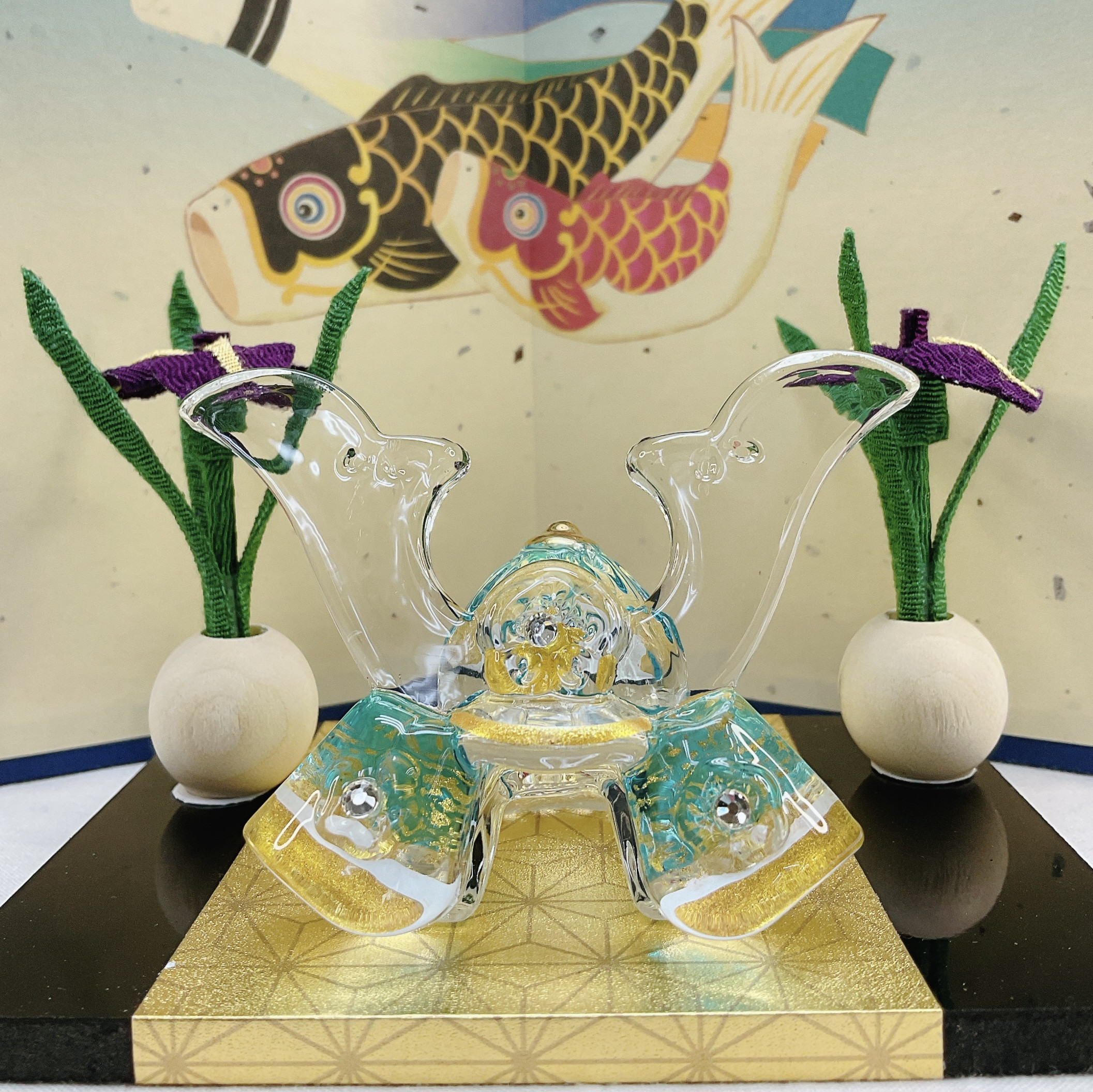 五月飾り【勇硝子兜飾り 青 ＆ ちりめん花菖蒲一対＆鯉のぼり屏風】端午の節句 子どもの日 初節句 五月玄関飾り