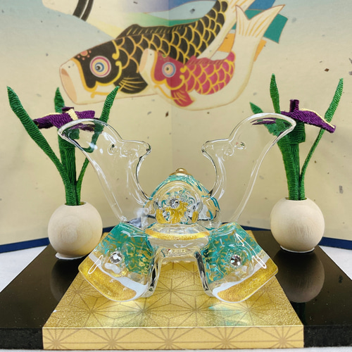 五月飾り【勇硝子兜飾り 青 ＆ ちりめん花菖蒲一対＆鯉のぼり屏風