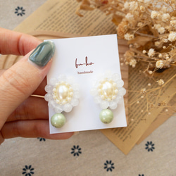 ビーズ刺繍♡クリアブルーの竹ビーズとスワロビーズのお花ピアス