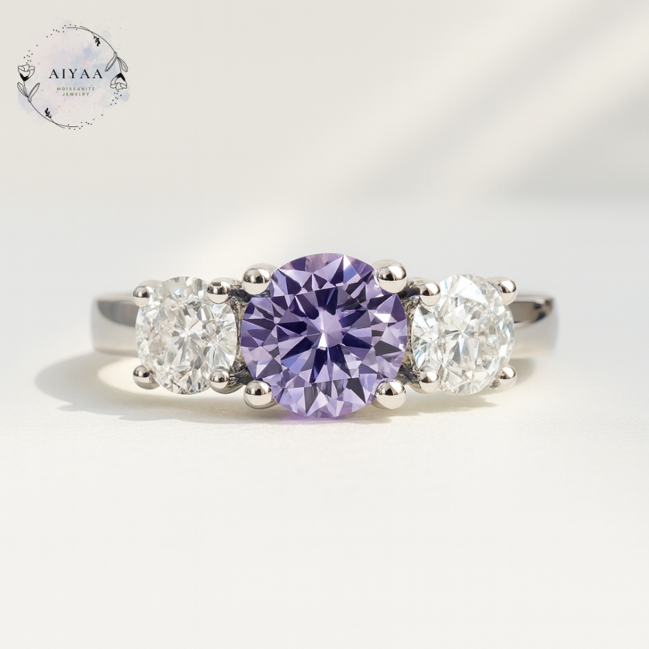 モアサナイト｜6.5mmパープル×5mmクリアの華やかスリーストーンデザイン