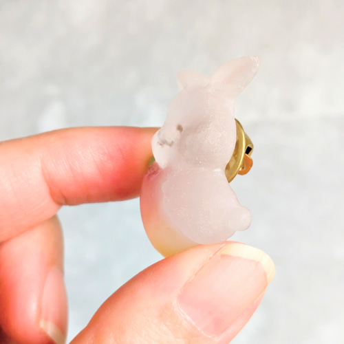 うさぎとりんごのピンバッジ／アクセサリー ピンバッチ こみくん