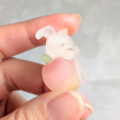 うさぎとりんごのピンバッジ／アクセサリー ピンバッチ こみくんば