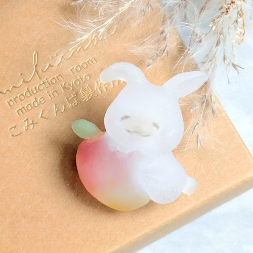 うさぎとりんごのピンバッジ／アクセサリー ピンバッチ こみくん