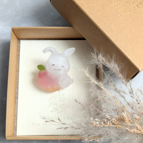 うさぎとりんごのピンバッジ／アクセサリー ピンバッチ こみくんば