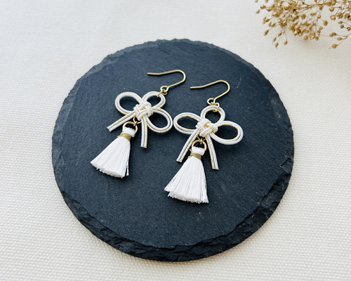 水引のイヤリング・ピアス 叶結びとタッセル 白 卒業式の袴におすすめ
