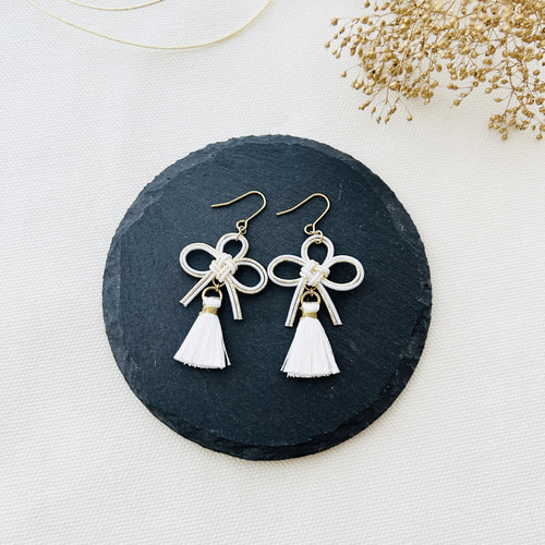 水引のイヤリング・ピアス 叶結びとタッセル 白 卒業式の袴におすすめ