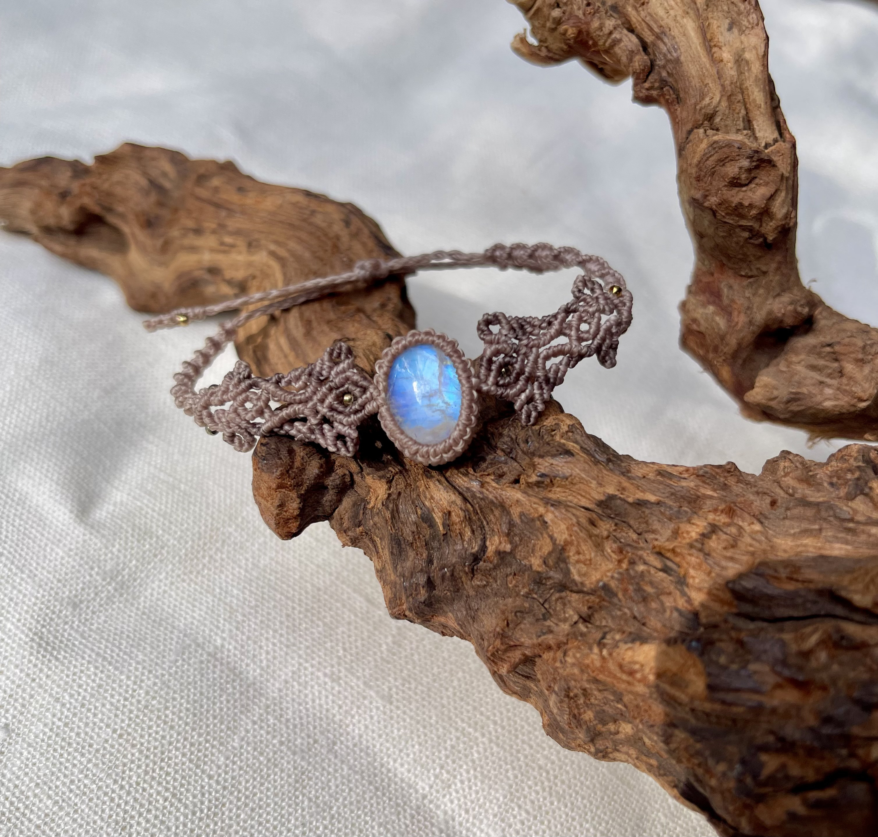 2025年春新作 天然石　ムーンストーン (moonstone) マクラメ ブレスレット