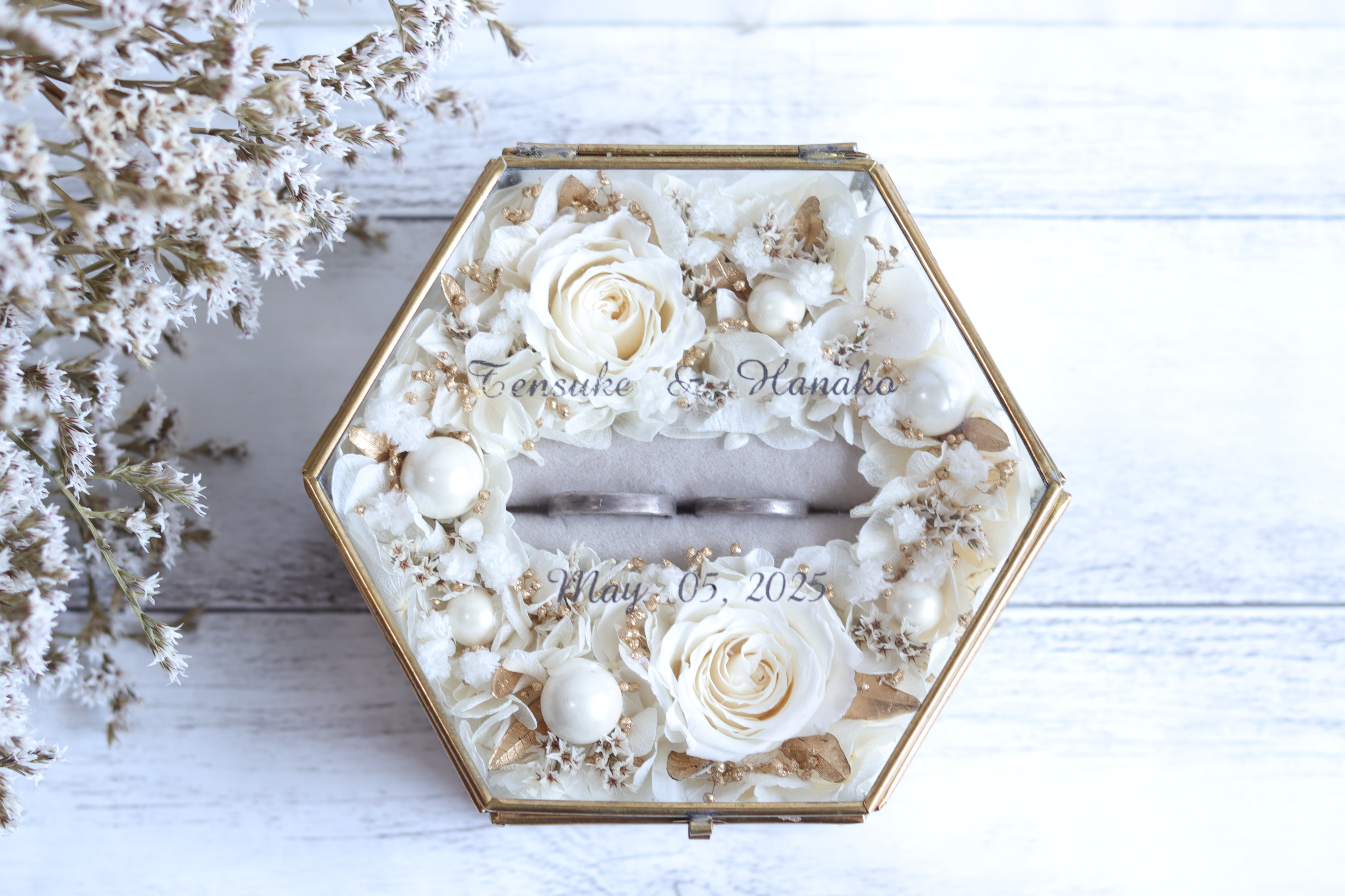 【名前/日付刻印付・受注製作】“アンティークホワイト&ゴールドリーフ”アンティークガラスケースＭ＊リングピロー