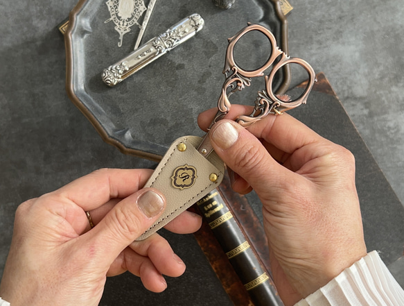 イニシャル入りヴィンテージデザイン糸切ハサミ＆ケース 10枚目の画像