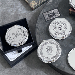 【イニシャル＆名入れ】コンパクトミラー 1枚目の画像