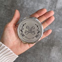 【イニシャル＆名入れ】コンパクトミラー 2枚目の画像