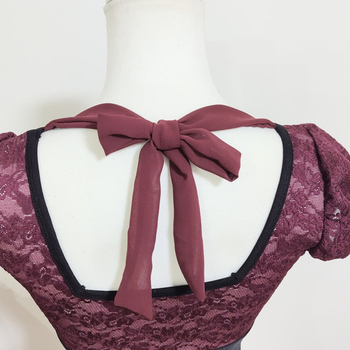 ワインレッドのレースが素敵な黒のレオタード 後ろ姿が可愛い