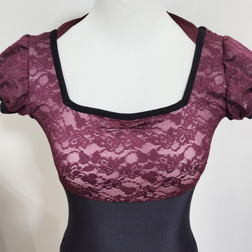 ワインレッドのレースが素敵な黒のレオタード 後ろ姿が可愛い