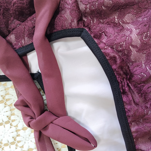 ワインレッドのレースが素敵な黒のレオタード 後ろ姿が可愛い