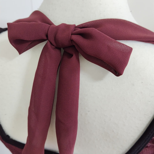 ワインレッドのレースが素敵な黒のレオタード 後ろ姿が可愛いリボン