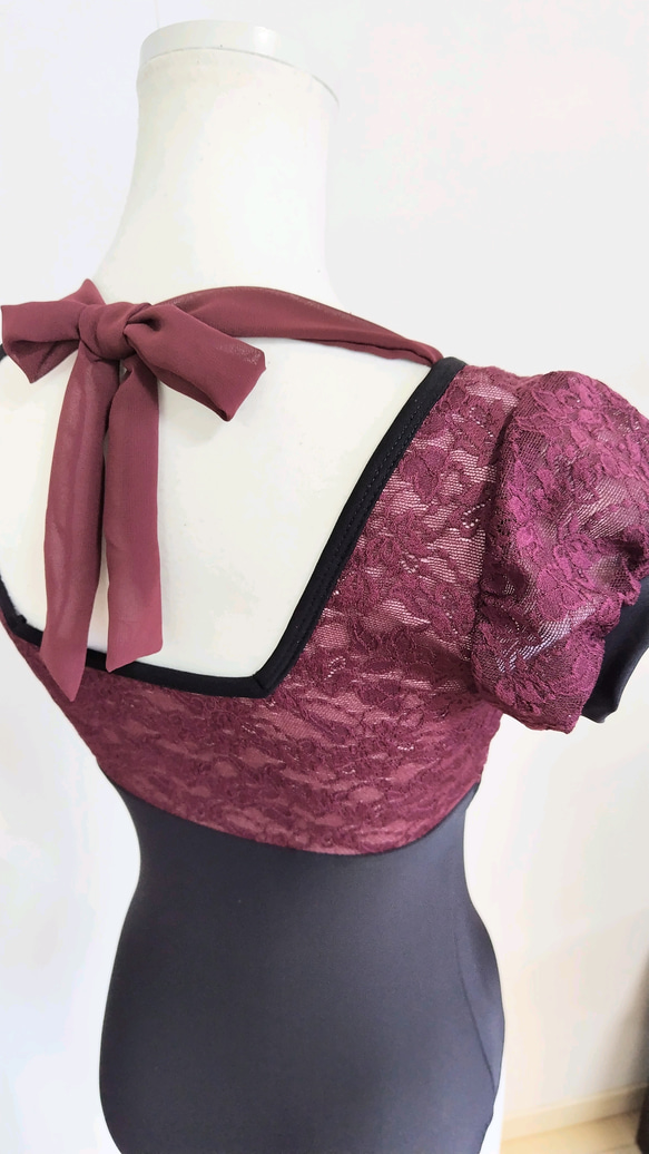 S～M。アンティーク風レースと後ろリボンが優雅なスクエアネック娘役レオタード ワインレッドのレースが素敵な黒のレオタード 後ろ姿が可愛い