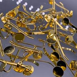 ポニーフック パーツ ゴールド 50個 丸皿 10mm 台座付き 差し込み式 ピン アクセサリー パーツ BD4191 3枚目の画像