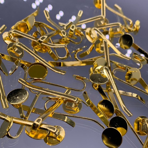 ポニーフック パーツ ゴールド 50個 丸皿 10mm 台座付き 差し込み式 ピン アクセサリー パーツ BD4191 3枚目の画像