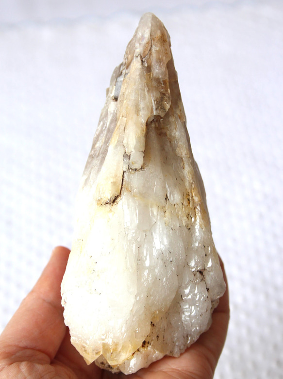 栃木県足尾銅山坑道内より産した伝説のアメシストです。多頭水晶　紫水晶　437g 紫水晶 (amethyst) 野州鉱山 #0612 の展示中 || Museum of