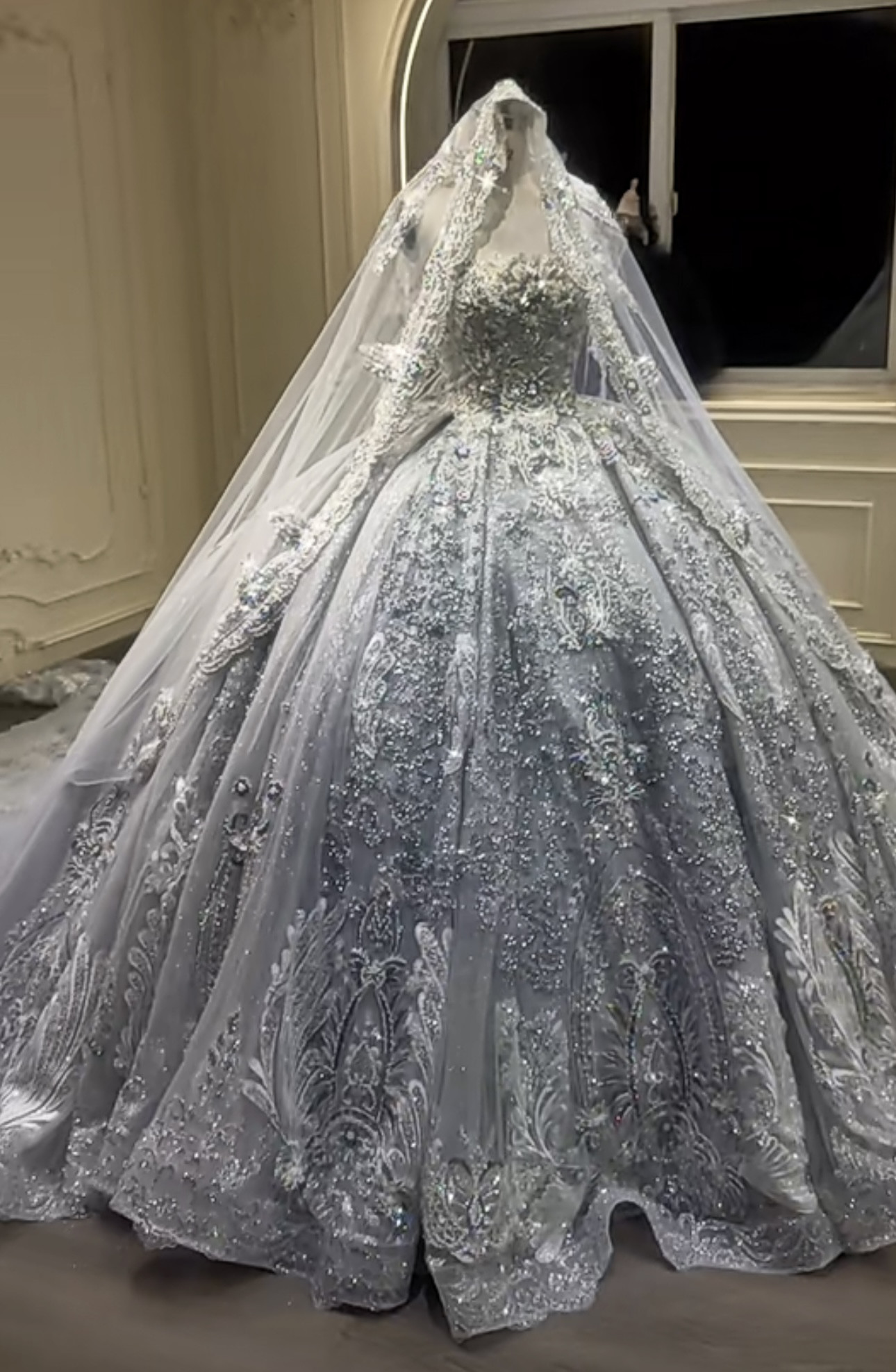 高級感溢れる　ベール付き　チューブトップ　贅沢な小花総レース　グリッタービジュー　絶対後悔しない　ウェディング　オーダー