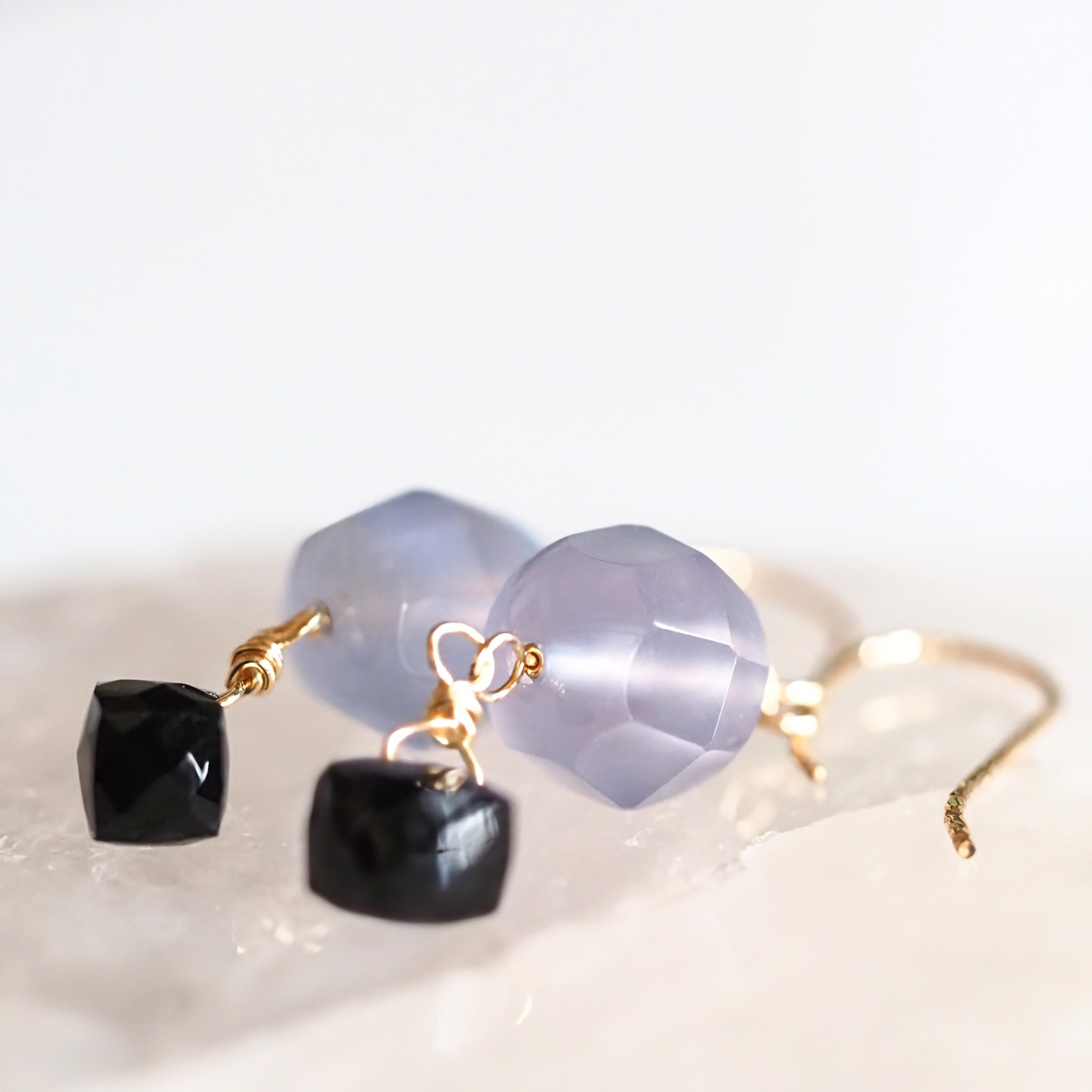 《ブルーカルセドニー×オニキスの2連ピアス》
