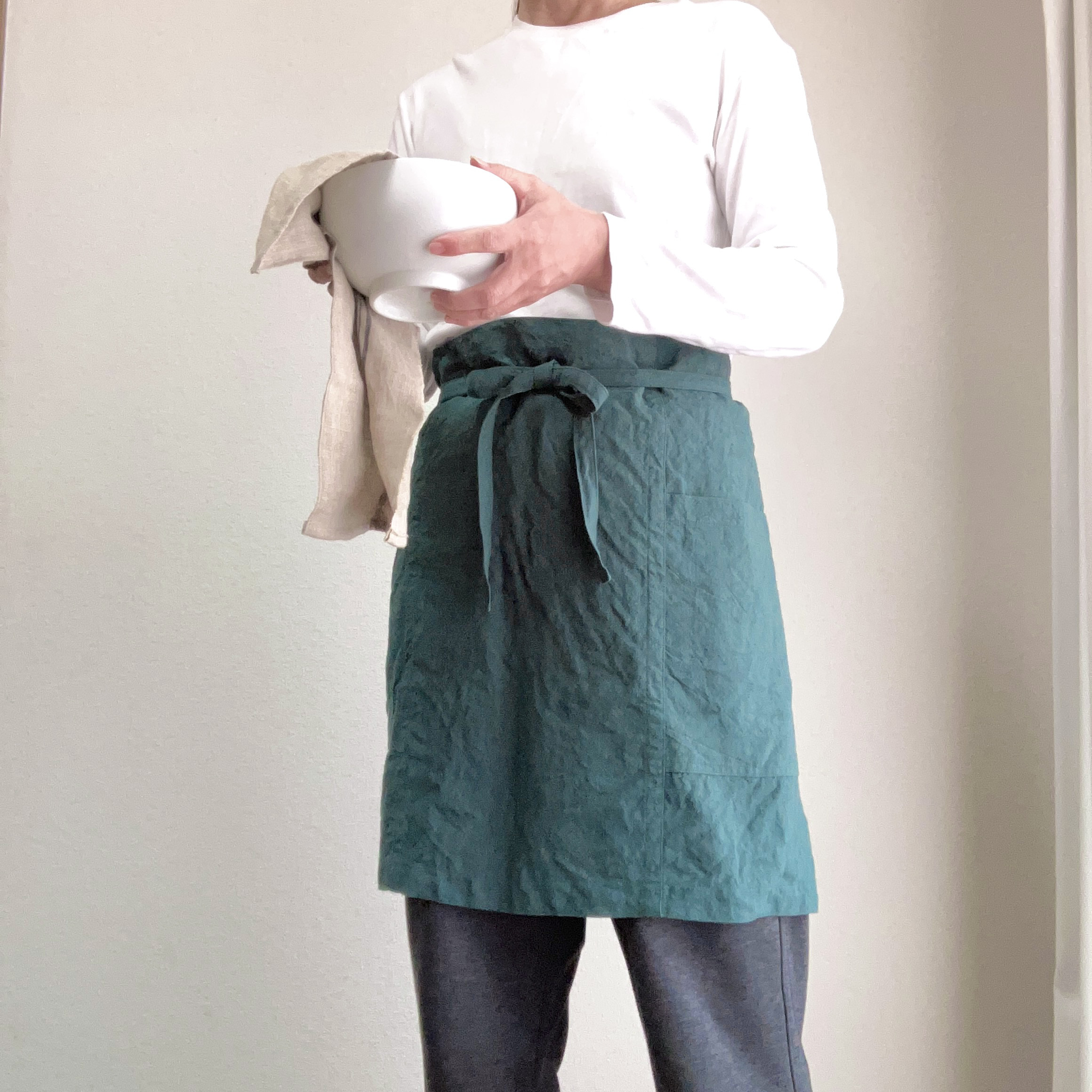 肌馴染みの良いふっくらととろむ厚みのカフェエプロン　ベルギーリネン２５番手　フォレストグリーン