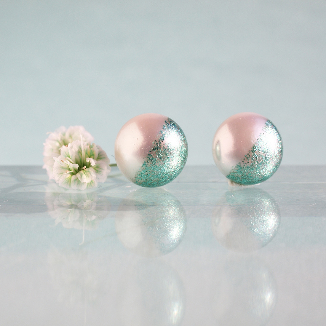 ミントグリーン＆ホワイト　グリーン箔と淡水パールのツートンカラーピアス　スタッドピアス　アレルギーフリー