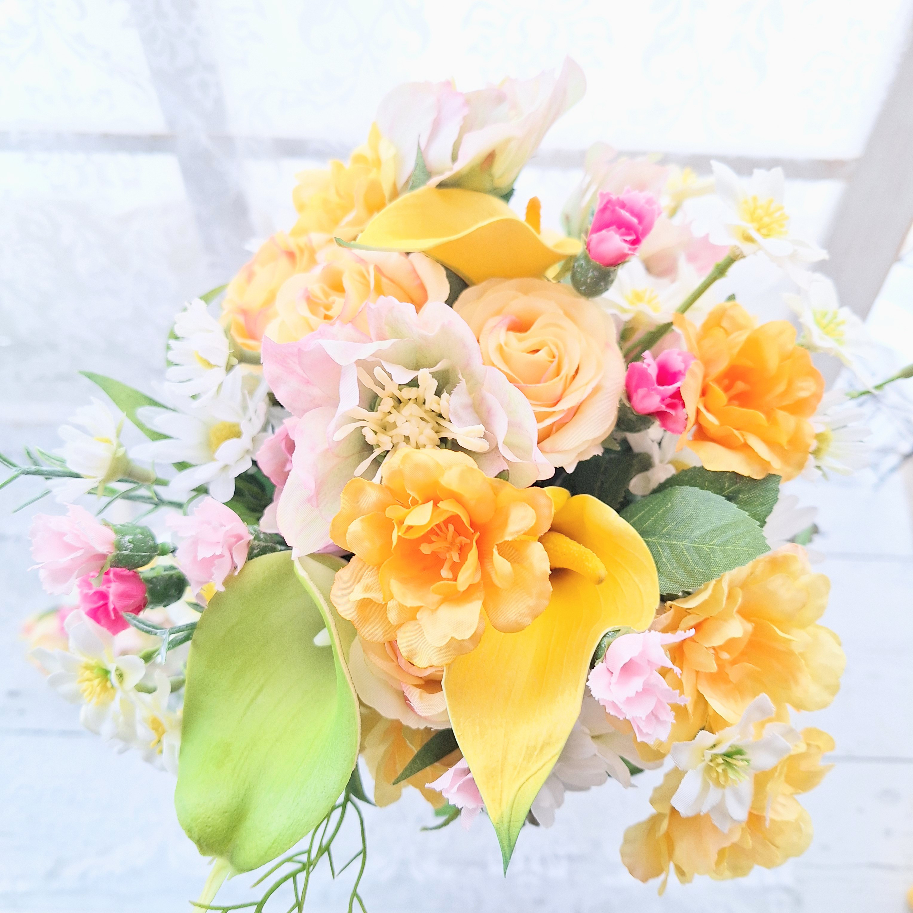 カラー、ローズ、デージーのクラッチブーケ　造花ブーケ