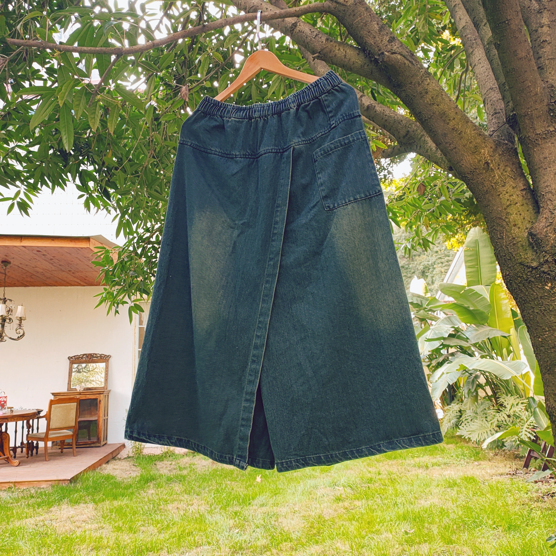 新鮮なデザイン、パンツ感のスカートです！ 写真５/６枚にご参考を！ デニムスカート ウエスト調整 裏地に纽あり ポケット 4,293円