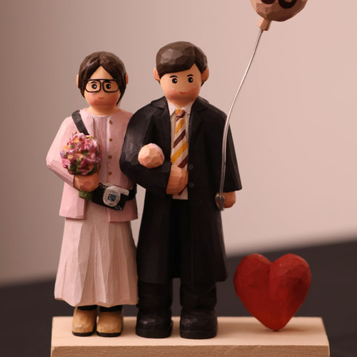 写真を元に制作！夫婦を表したユニークな木彫り人形、結婚記念に 彫刻