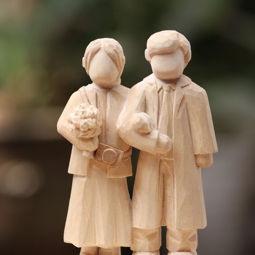 写真を元に制作！夫婦を表したユニークな木彫り人形、結婚記念に 彫刻