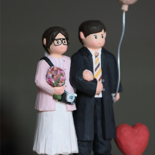 写真を元に制作！夫婦を表したユニークな木彫り人形、結婚記念に 彫刻