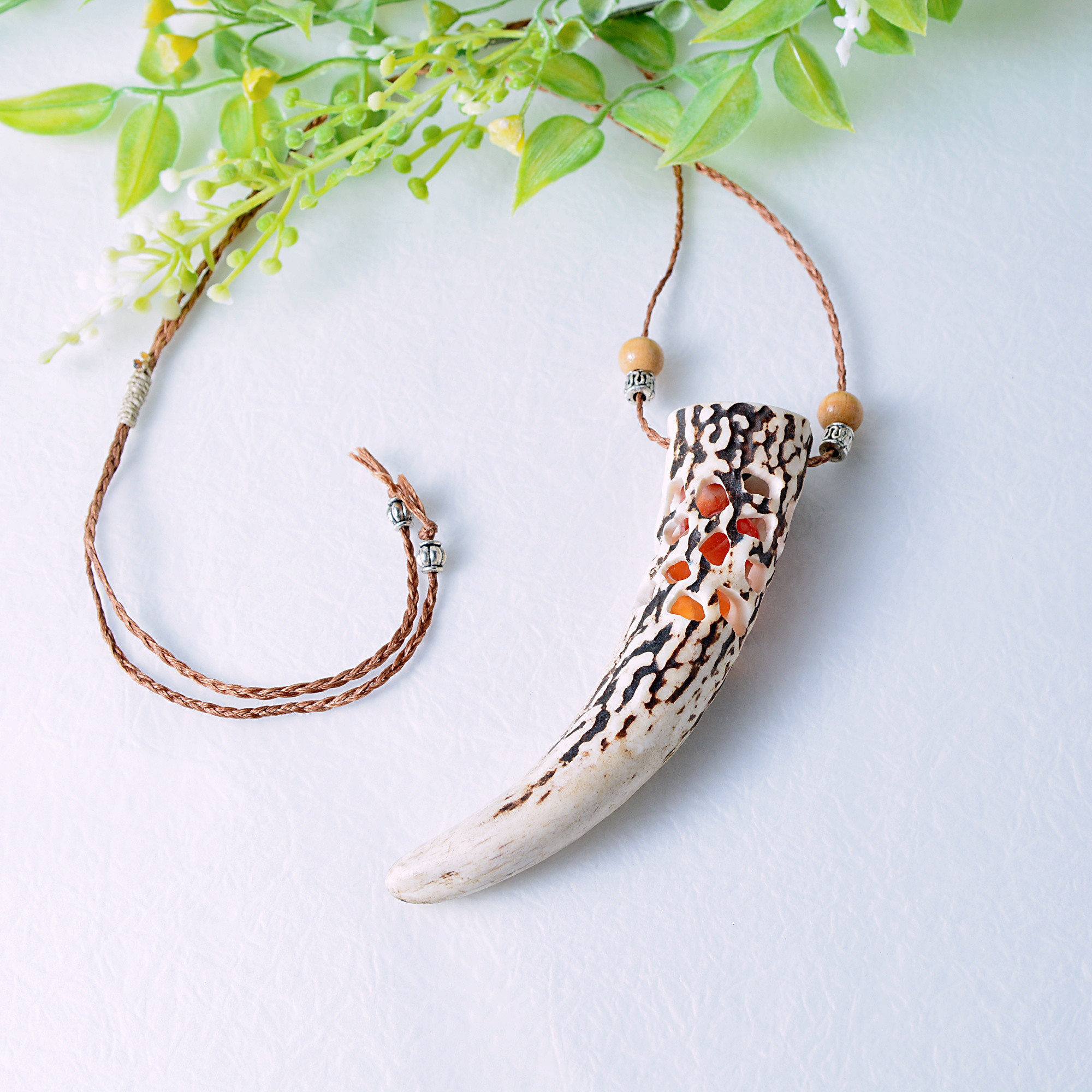 鹿角のペンダント　透かし彫り　天然石　ハンドメイド　カーネリアン