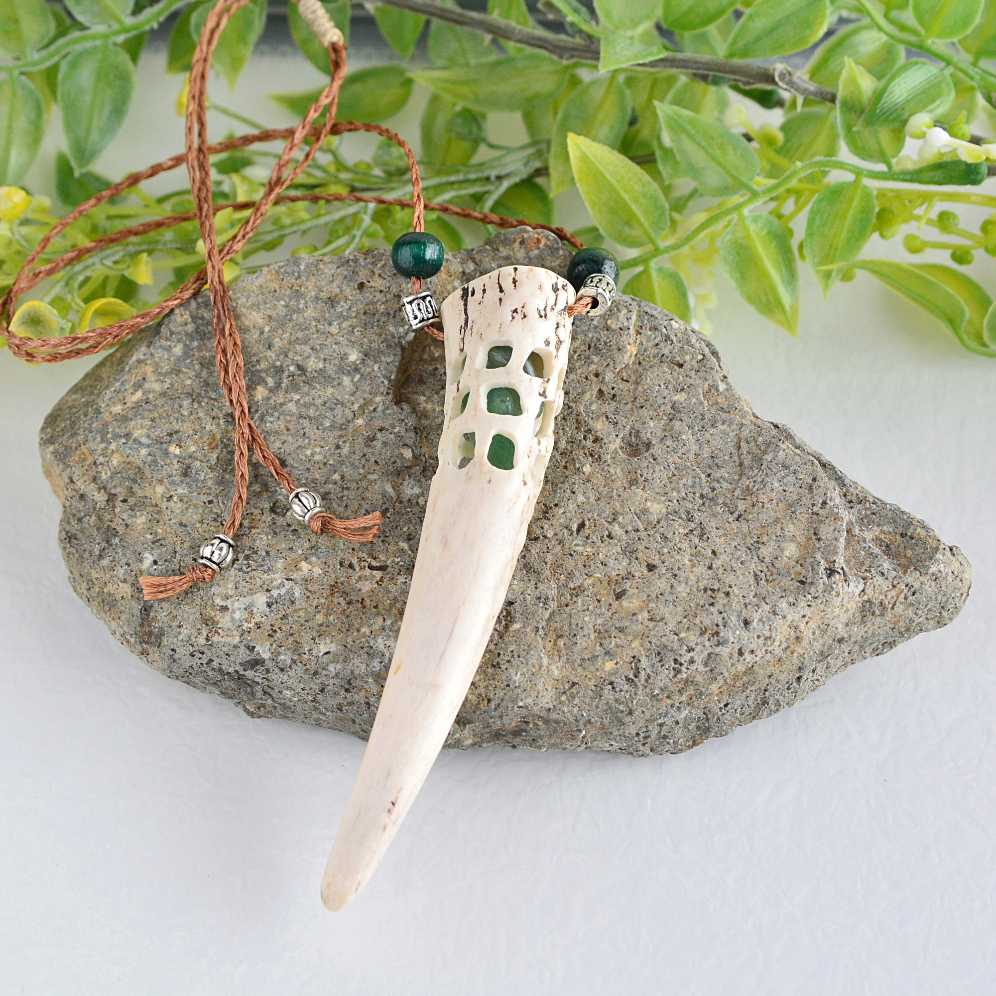 鹿角のペンダント　透かし彫り　天然石　ハンドメイド　アベンチュリン