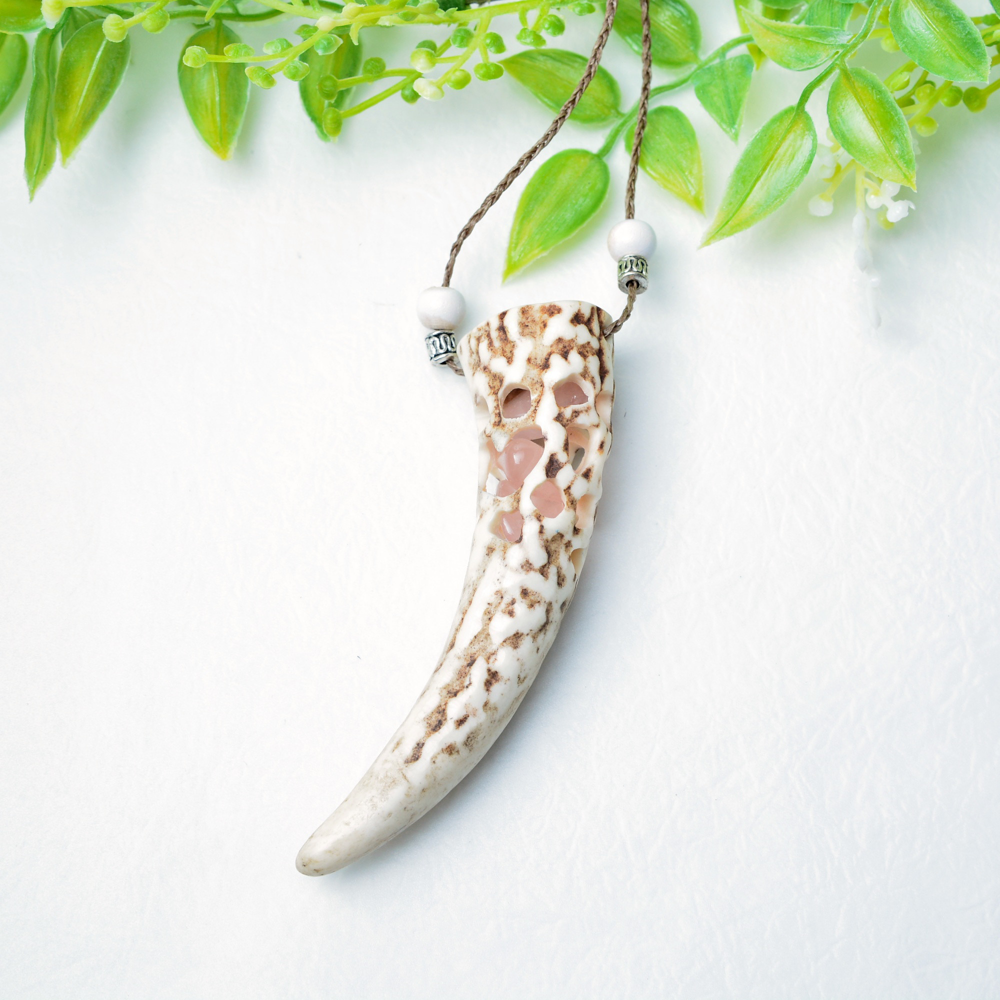 鹿角のペンダント　透かし彫り　天然石　ハンドメイド　ローズクオーツ