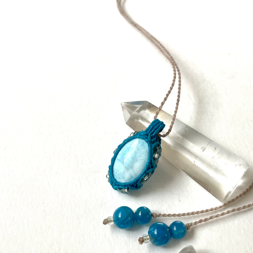 小粒ラリマーの飾り包み天然石マクラメ編みネックレス