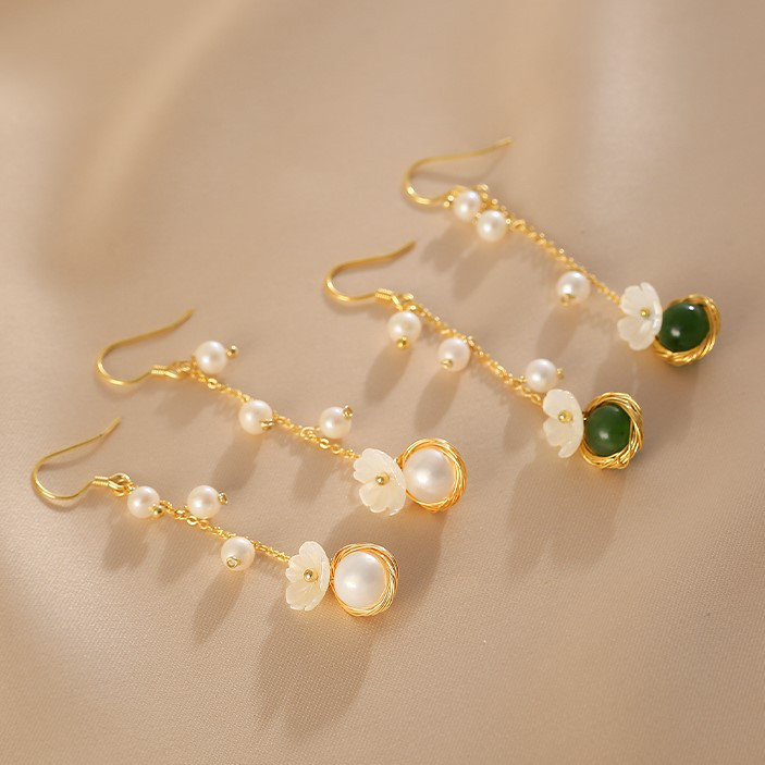 淡水パールのピアス　イヤリング　真珠　淡水真珠　6月誕生石 ヒスイ 天然石 白蝶貝殻