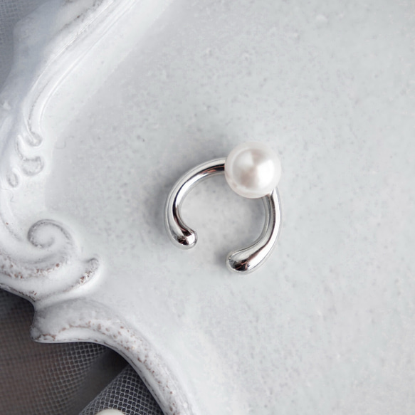 金属アレルギー対応★一粒パールのイヤーカフ（シルバーカラー） 1枚目の画像