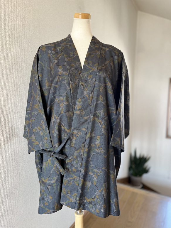 着物リメイク 本場大島紬 作務衣 商標有　お洒落上衣　現品限　シルク上着 本場大島紬 着物リメイク 作務衣 商標付き 可憐な赤花柄 和の