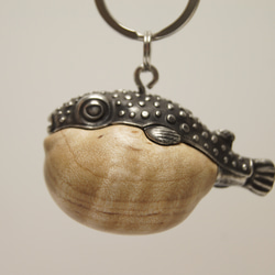 フグ　カーリーメープル（木材）ピューター（金属）キーホルダー、ペンダント、バッグチャーム、置物 5枚目の画像