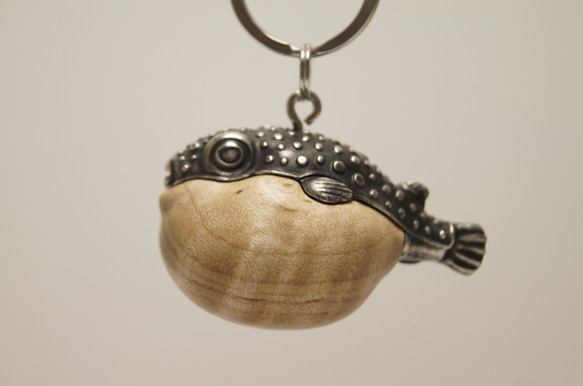 フグ　カーリーメープル（木材）ピューター（金属）キーホルダー、ペンダント、バッグチャーム、置物 5枚目の画像