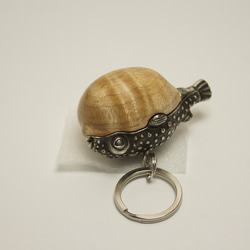 フグ　カーリーメープル（木材）ピューター（金属）キーホルダー、ペンダント、バッグチャーム、置物 9枚目の画像