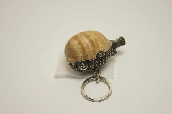 フグ　カーリーメープル（木材）ピューター（金属）キーホルダー、ペンダント、バッグチャーム、置物 9枚目の画像